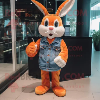 Produktbild von Oranger REDBROKOLY Hase Maskottchen Kostüm charakter bekleidet mit Schlagjeans und Krawattennadeln