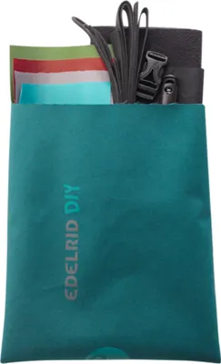 DIY Chalk Bag von Edelrid in Türkis; gefüllt mit Kletterzubehör.