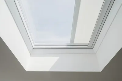 Produktbild von VELUX Hitzeschutzmarkise für Flachdachfenster MSG 100100 6090WL solarbetrieben weiß