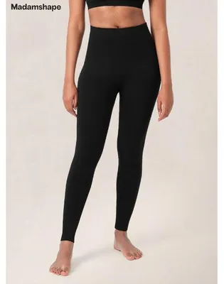 Schwarze hochgeschnittene Leggings, getragen von einer Person, kombiniert mit einem schwarzen Sport-BH, von vorne gezeigt