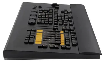 Obrázok produktu pre Ovládací systém DMX512 – ovládacie pult PC Wing – profesionálne zariadenie pre pódium a DJ – 5-pinový DMX konektor – napájanie 90–240V AC, európska zástrčka – s prepravným kufríkom
