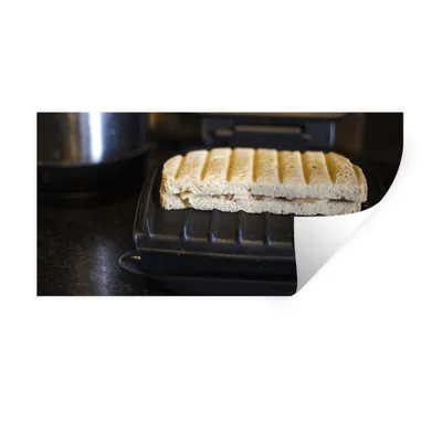 Produktbild von MuchoWow® Wandtattoo Wandsticker Wandaufkleber Toast auf einem schwarzen Sandwicheisen 80x40 cm Selbstklebend und Repositionierbar - Aufkleber