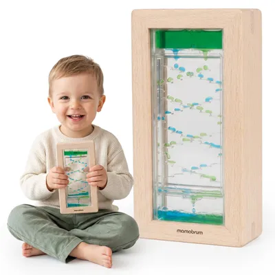 Produktbild von Mamabrum Sensorische Flüssigkeitsuhr für Kinder mit Tropfenkaskade, 60 Sekunden, Holzrahmen, grün-blau, 10 × 5 × 19 cm, ab 3 Jahren, KI-generiertes Bild