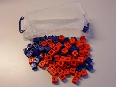 Produktbild von 100 Steckwürfel rot/blau in der Box
