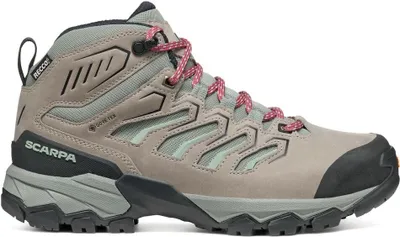 Moraine Mid GTX Wmn Trailhiking-Schuh von Scarpa in Beige mit pinken Schnürsenkeln und grauen Akzenten.