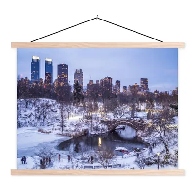 Produktbild von MuchoWow® Textilposter New York - Central Park - Winter 60x45 cm mit holzfarbenen Rahmen - Bild