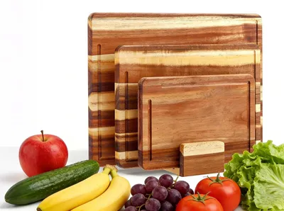 Produktbild von Set aus 3 Holzschneidebrettern, 40,5 x 30/32,5 x 23,5/25,5 x 17,5 cm, hochwertige Schneidebretter aus Akazienholz mit Bretthalter, 2 cm dicke Holzbretter mit Saftrille, Brotschneidebretter, Frühstücksbretter