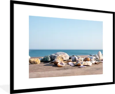 Produktbild von MuchoWow® Gerahmtes Poster Muscheln - Strand - Meer - Sommer - Sonne 90x60 cm - Poster mit Schwarzem Bilderrahmen Wandposter Rahmen Foto Bilder - Wanddekoration - Fotos