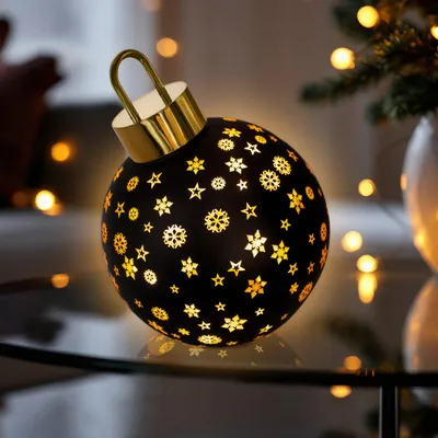 Produktbild von LED Weihnachtskugel zum Stellen matt schwarz mit Timer Batterie betrieben - 15 cm - Glas Kugel warm weiß beleuchtet 1 Stück Zufallsmotiv