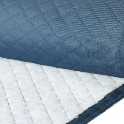 Gesteppter Oxford 600D Outdoor-Stoff in Taubenblau – Detailansicht der rautenförmigen Steppung auf der Vorderseite und des weißen Futterstoffs auf der Rückseite.