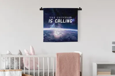 Produktbild von MuchoWow® Wandteppich Wandbehang Weltraum - Zitate - Sprichwörter - 'Das Universum ruft' - Junge - Jungen - Kinder - Kinder 60x60 cm Tapisserie Dekoration Wandtuch - Dekorationen - Wand Decke