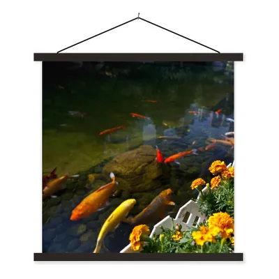Produktbild von MuchoWow® Textilposter Koi-Karpfen in einem Teich mit Blumen 90x90 cm mit schwarzem Rahmen - Magnetisches