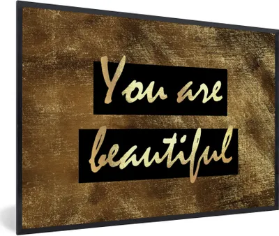 Produktbild von MuchoWow® Gerahmtes Poster Zitat - Schönheit - Braun - Gold 90x60 cm - Poster mit Schwarzem Bilderrahmen Wandposter Rahmen Foto Bilder - Fotorahmen - Foto-Plakat