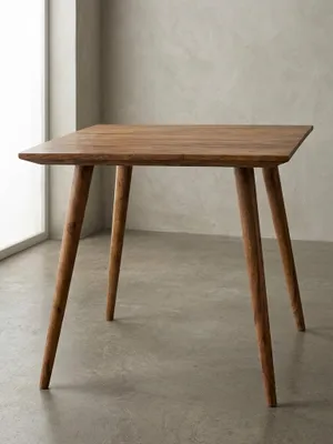 Esstisch aus warmem Sheesham-Massivholz mit markanter Maserung auf neutralem Betonhintergrund Frontalansicht 80x80x76 cm_#sku_BARWL1.966#