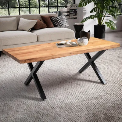 Couchtisch Akazie Massivholz 120x60 cm mit Baumkante und X-Gestell aus Eisen, Gesamtansicht im Wohnzimmer vor Sofa.