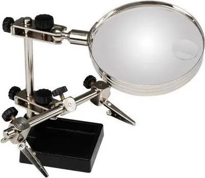 Image de Troisième main avec loupe