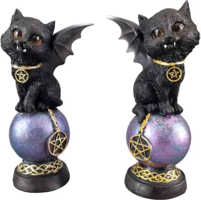 Produktbild von 2er Set Vampirkatzen Catula auf Zauberkugel, mit Pentagramm