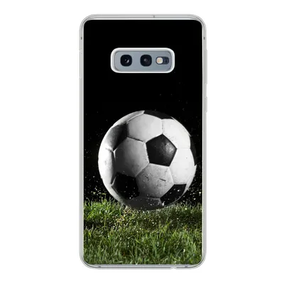 Produktbild von MuchoWow® Handyhülle Schutzhülle Hülle für Samsung Galaxy S10e Fußball auf der Wiese Silikon Softcase Handy Hülle - Handy