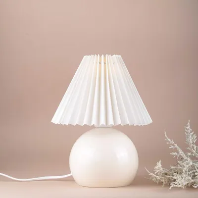 Produktbild von Opviq, Hochwertige Tischlampe, Metallkörper, Creme, Ø22 h:14 cm, Höhe: 30 cm, Kabel: 150 cm, E27 Fassung, Max 40 W, IP20, Skandinavisches Design für modernes Wohnen.