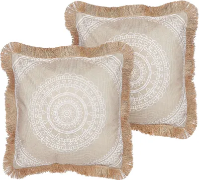 Produktbild von BELIANI Dekokissen 2er Set Beige / Weiß 45 x 45 cm Quadratisch mit Fransen Boho Muster Orientalischer Stil Modern Wohnaccessoires Deko für Sofa