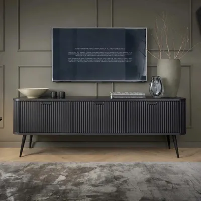 Produktbild von Lowboard Porto 168 cm Schwarz mit Drei Türen, Gerillten Fronten und Schwarzen Metallfüßen