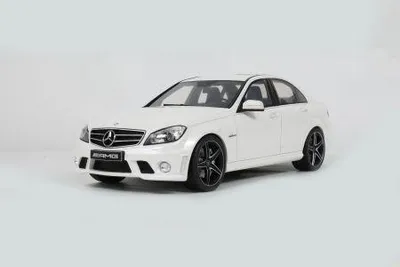 Produktbild von GT Spirit 1:18 MERCEDES-BENZ C63 AMG DIAMOND WHITE 2007