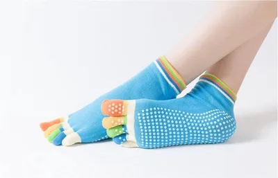 Produktbild von CHPN – Yoga-Socken – Sportsocken – Yoga – rutschfest – Hellblau mit farbigen Zehen – Fröhliche farbige Socken – Socken – Yoga-Socke – Zehensocken – 36–40