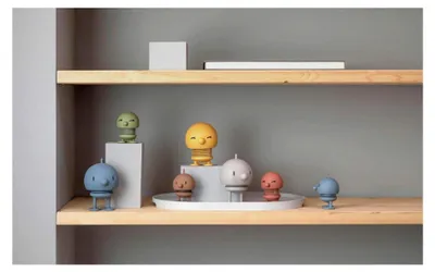 Produktbild von Wackelfigur & Glücksbringer, Skandinavische Deko Figuren für Wohnzimmer, Schreibtisch, Büro, Bürodeko & Kleine Geschenke, 7,4 x 8,5 x 9,5, Medium, Mimosa