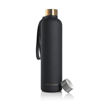 Produktbild von LARS NYSØM Trinkflasche 1l | Ultraleichte Tritan Sport Flasche, Kohlensäure geeignet | Ideal für Sport, Büro, Yoga | 2 Deckel inkludiert 1000ml Onyx Black - Gold