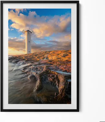 Produktbild von Leuchtturm über der Ostsee– Wandbild mit Rahmen – Gerahmtes Bild  – Wanddekoration – 70x100 cm –  Schwarz Rahmen