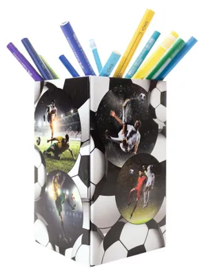 Produktbild von Stiftehalter mit Fußballmotiv, faltbar, aus stabilem Karton, Schreibtisch-Stiftehalter für Mädchen und Jungen, rechteckiger Stiftehalter für Buntstifte, Filzstifte, Bleistifte und Schminkpinsel.