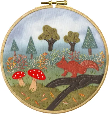 Produktbild von Bothy Threads Filzstickerei Stickpackung mit Stickrahmen "Ein Waldspaziergang", Hintergrund bedruckt, EFE8, Diam 15cm