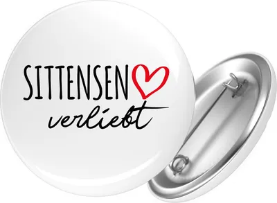 Produktbild von Huuraa Button Sittensen verliebt 25mm rund mit Sicherheitsnadel Ansteckbutton Geschenkidee