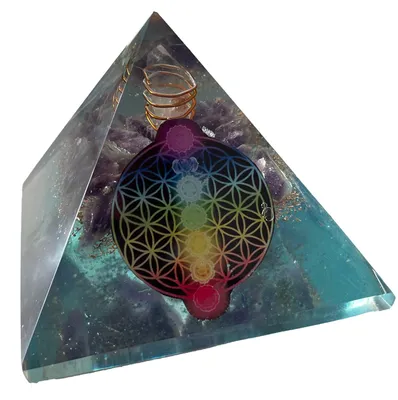 Produktbild von CHONIT Orgonit Pyramide Hellblau Blume des Lebens Bergkristall 7,5 cm