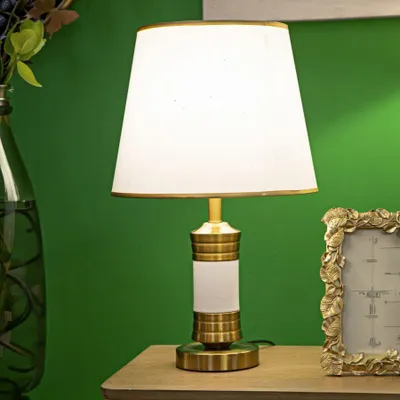 Immagine prodotto di Lampada da tavolo, struttura in metallo, paralume in tessuto, dimensioni 31x52 cm, colore oro e bianco, modello Whity di Mauro Ferretti