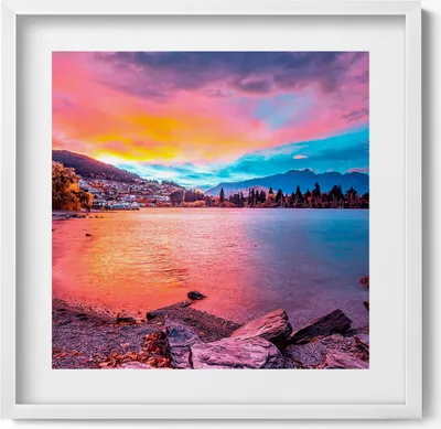 Produktbild von Landschaft einer Stadt in den Bergen bei Sonnenuntergang– Wandbild mit Rahmen – Gerahmtes Bild  – Wanddekoration – 50x50 cm –  Weiß Rahmen