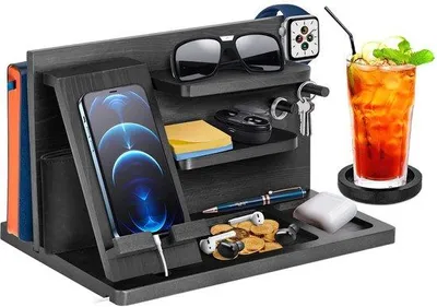 Immagine prodotto di Ibenzoa® Stazione di ricarica in legno e organizer da comodino per uomo – con scomparto per laptop, 2 ripiani, 3 portapenne, compatibile con smartphone e tablet, inclusa una chiave a Esagono