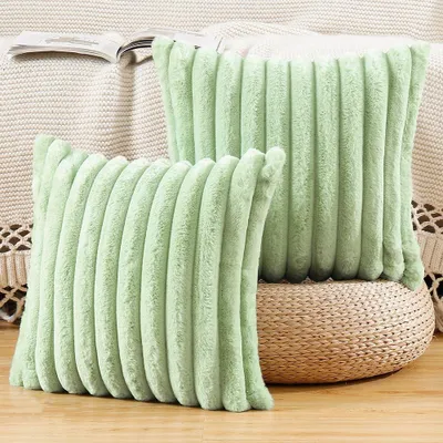 Produktbild von Set mit 2 dekorativen Kissenbezügen aus Kunstfell, weich und flauschig mit Streifenmuster für Sofa und Schlafzimmer, hellgrün, 45 x 45 cm