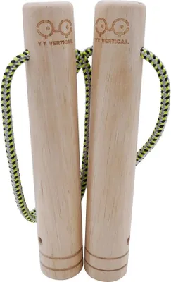Zwei Holzgriffe mit gelben und grünen Schnüren; Produkt "Cylinder Twins" von YY Vertical für Klettertraining.