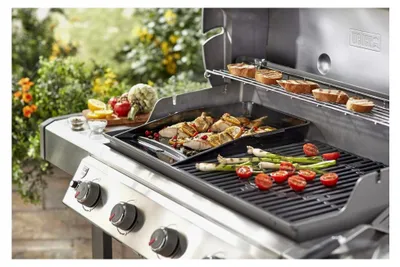 Produktbild von Plancha für Genesis II Modelle (57 x 40 cm), Ersatz für Grillrost, porzellanemailliertes Gusseisen, passend für Genesis II Gasgrill 400 & 600er Serie - Schwarz