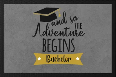 Produktbild von Bachelor And so the Adventure Begins Fußmatte Bachelorabschluss Geschenk Absolvent Studium