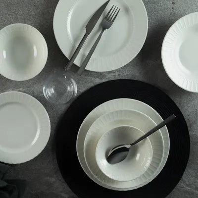 Obrázok produktu pre Hermia Concept, kvalitná 24-dielna jedálenská súprava zo 100 % porcelánu, biela | 6 servírovacích tanierov (25 x 25 cm), 6 tanierov na koláče (19 x 19 cm), 6 tanierov (19 x 19 cm), 6 misiek (14 x 14 cm) | Vhodné do umývačky riadu a mikrovlnnej rúry.