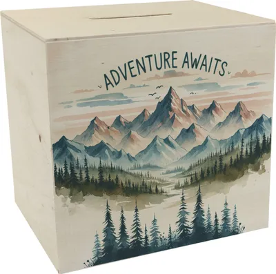Produktbild von Bergpanorama Spardose aus Holz mit Spruch Adventure Awaits
