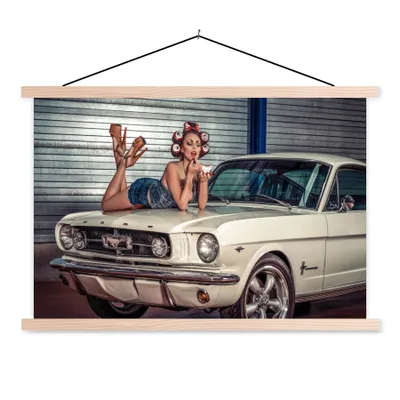 Produktbild von MuchoWow® Textilposter Auto - Oldtimer - Frau 60x40 cm mit holzfarbenen Rahmen - Bilder