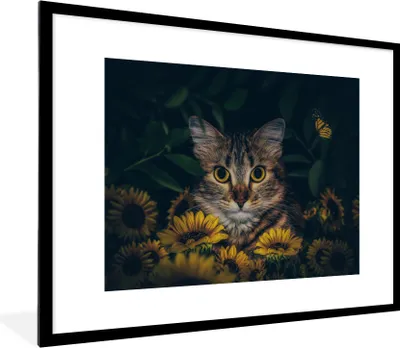 Produktbild von MuchoWow® Gerahmtes Poster Katze - Gelb - Blumen - Botanisch 80x60 cm - Poster mit Schwarzem Bilderrahmen Wandposter Rahmen Foto Bilder - Schlafzimmer-Dekorationen - Fotoposter