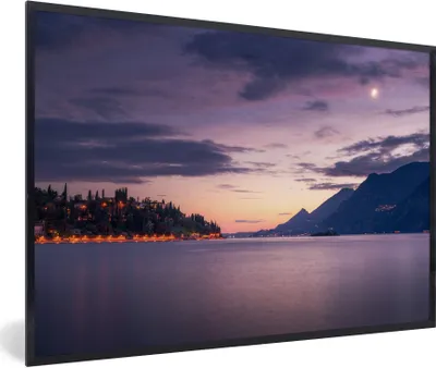 Produktbild von MuchoWow® Gerahmtes Poster Gardasee - Berg - Sonne 90x60 cm - Poster mit Schwarzem Bilderrahmen Wandposter Rahmen Foto Bilder - Fotorahmen - Foto-Plakat