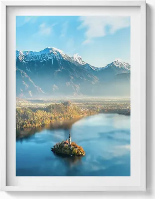 Produktbild von Gebäude an einem See in den Bergen– Wandbild mit Rahmen – Gerahmtes Bild  – Wanddekoration – 60x80 cm –  Weiß Rahmen