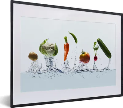 Produktbild von MuchoWow® MuchoWow® Gerahmtes Poster Gemüse - Wasser - Zucchini 40x30 cm - Poster mit zchwarzem Bilderrahmen - Bilderrahmen - Poster im Rahmen
