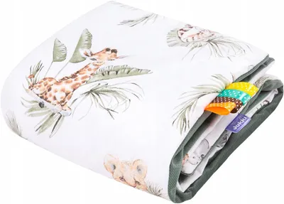 Obrázek produktu pro Jukki dětská deka 75x100 cm oboustranná – s výplní a senzorickými stužkami – Savanna Fun & Olive Velvet