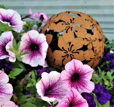 Produktbild von Dekokugel Flower 15 cm Cortenstahl Dekorationskugel